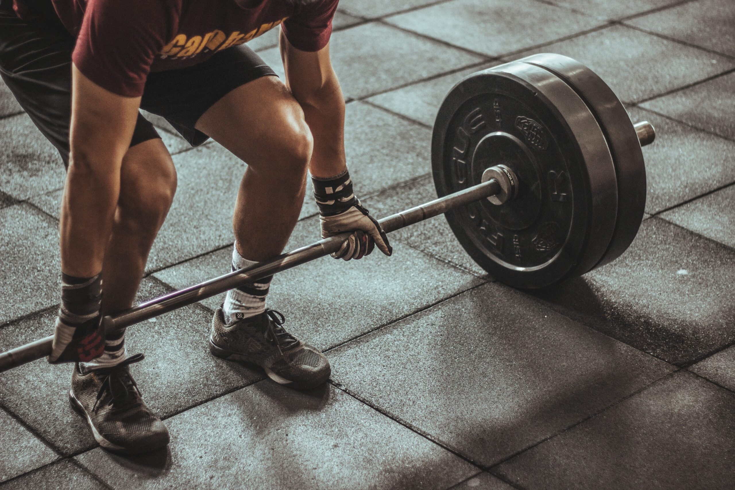 Lifting Straps vs Chalk: Gym Grips Compared