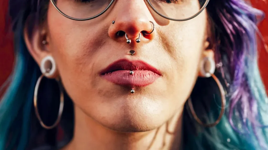 Vertical Labret Piercing 101: Stylish Lip Explained 4 Vertical Labret Piercing
